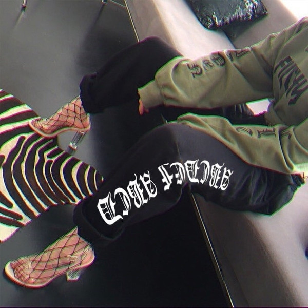 Αθλητικά κομψά γυναικεία παντελόνια σε ευρύ σχέδιο με επιγραφή