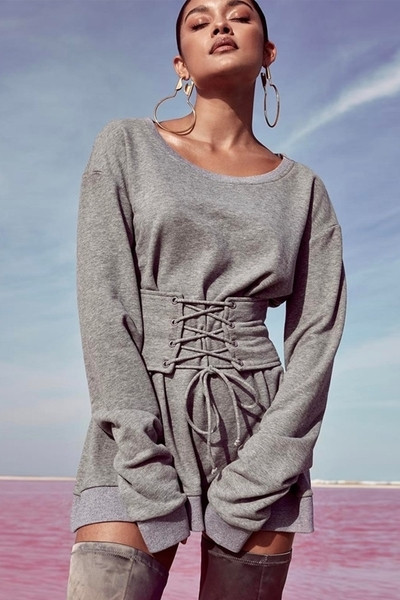 Κομψό, καθημερινό φόρεμα κυρίες - κοντό, μακρύ μανίκι και κορσέ, με γκρι χρώμα