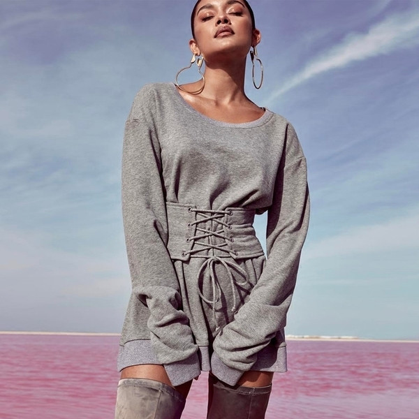 Κομψό, καθημερινό φόρεμα κυρίες - κοντό, μακρύ μανίκι και κορσέ, με γκρι χρώμα