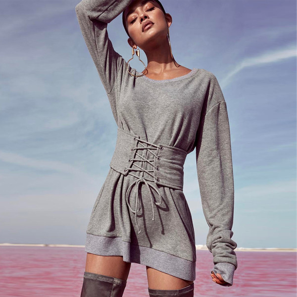 Κομψό, καθημερινό φόρεμα κυρίες - κοντό, μακρύ μανίκι και κορσέ, με γκρι χρώμα