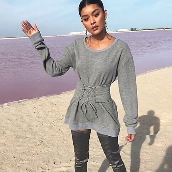 Κομψό, καθημερινό φόρεμα κυρίες - κοντό, μακρύ μανίκι και κορσέ, με γκρι χρώμα