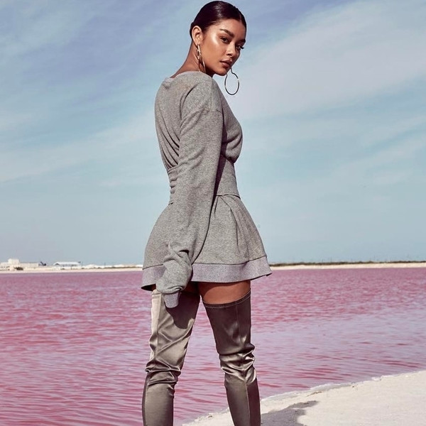 Κομψό, καθημερινό φόρεμα κυρίες - κοντό, μακρύ μανίκι και κορσέ, με γκρι χρώμα