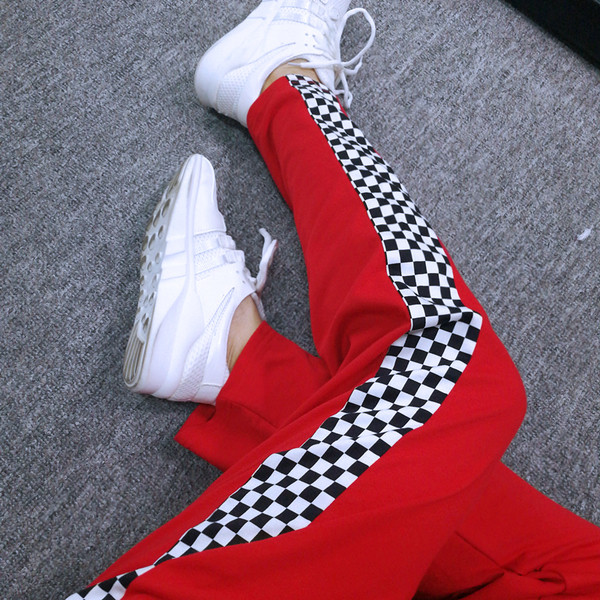 Μοντέρνα αθλητικά γυναικεία παντελόνια σε κόκκινο χρώμα με στιλ