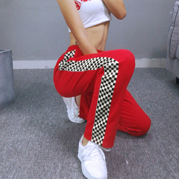 Μοντέρνα αθλητικά γυναικεία παντελόνια σε κόκκινο χρώμα με στιλ