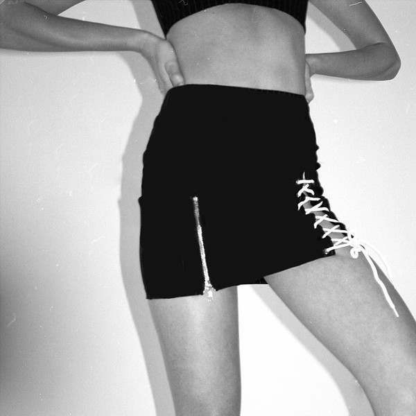 Σύγχρονη σύντομη φούστα κυρία με φερμουάρ και γραβάτες