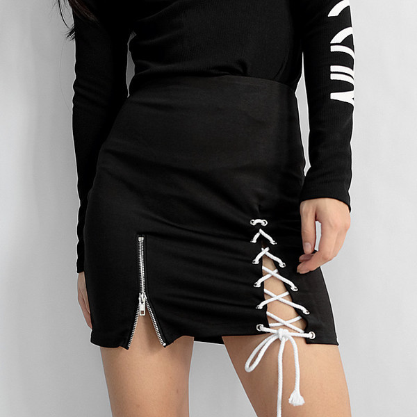 Σύγχρονη σύντομη φούστα κυρία με φερμουάρ και γραβάτες