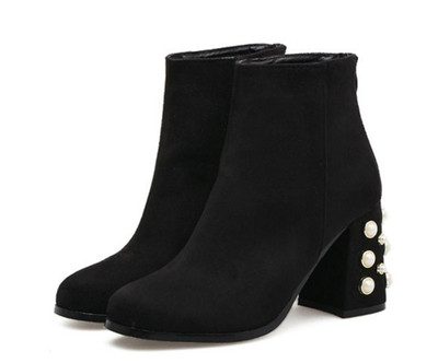 Κομψή οικολογική σουέτ κυρίες με στρογγυλεμένες φτέρνες και διακοσμητικά μαργαριτάρια σε δύο χρώματα