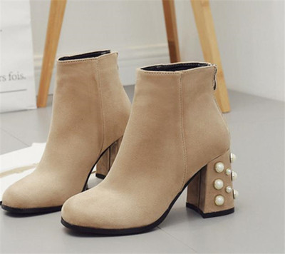 Κομψή οικολογική σουέτ κυρίες με στρογγυλεμένες φτέρνες και διακοσμητικά μαργαριτάρια σε δύο χρώματα