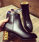 Εντυπωσιακές μαύρες μπότες γυναικών με ενδιαφέρουσα δύναμη, δύο μοντέλα