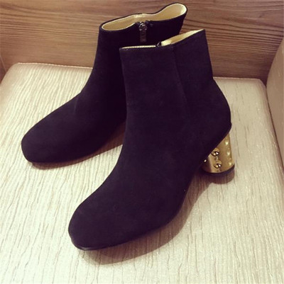 Εντυπωσιακές μαύρες μπότες γυναικών με ενδιαφέρουσα δύναμη, δύο μοντέλα