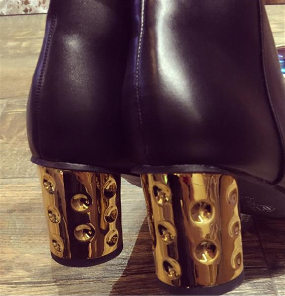 Εντυπωσιακές μαύρες μπότες γυναικών με ενδιαφέρουσα δύναμη, δύο μοντέλα