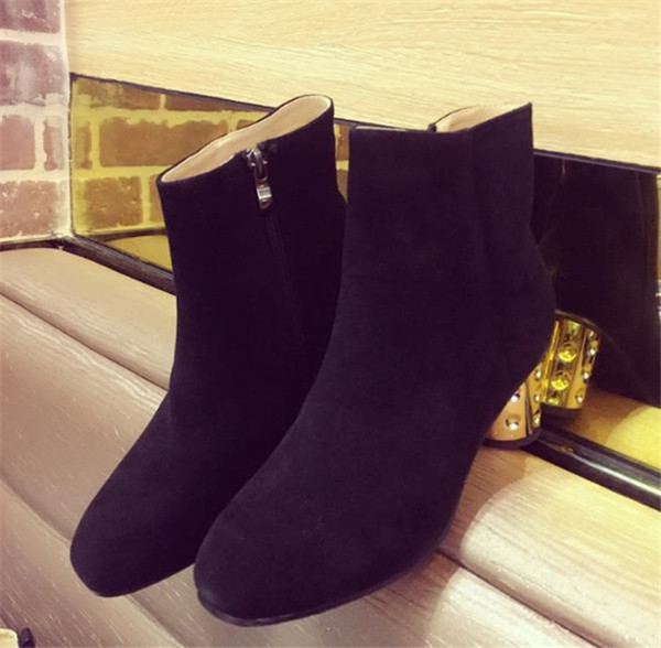 Εντυπωσιακές μαύρες μπότες γυναικών με ενδιαφέρουσα δύναμη, δύο μοντέλα