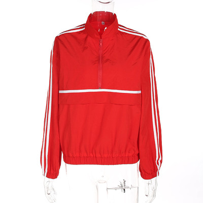 Спортен широк дамски суичър в червен цвят, подходящ за ежедневие и спорт