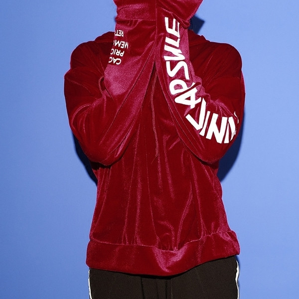 Καθημερινή βελούδινη φούτερ των γυναικών με κουκούλα και επιγραφή