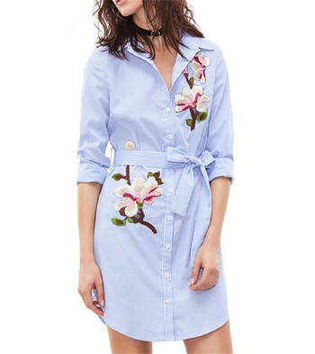 Κομψό μακρύ ριγέ πουκάμισο με ζώνη και απαλό λουλούδι κεντήματα