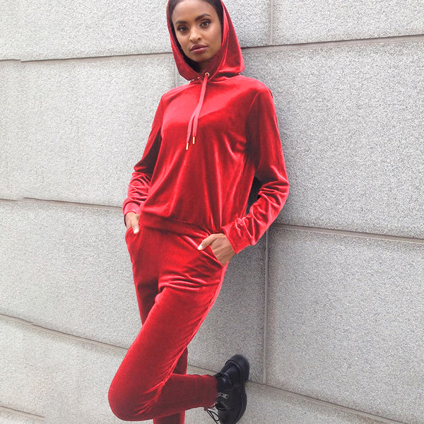 Дамски плюшен екип в червен цвят