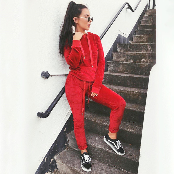 Дамски плюшен екип в червен цвят