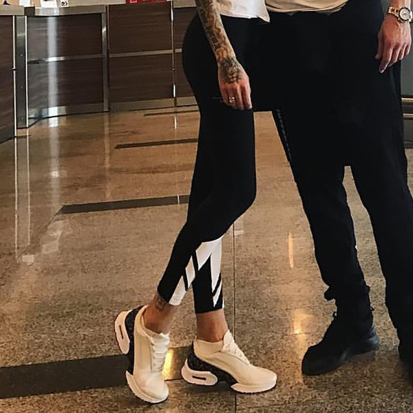 Γυναικεία σφήνα σε μαύρο χρώμα με εκτύπωση κατάλληλο για καθημερινή ζωή και αθλητισμό