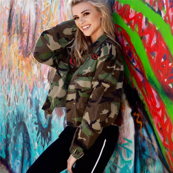 Καμουφλάζ λεπτό γυναικείο μπουφάν με βραχιόλι