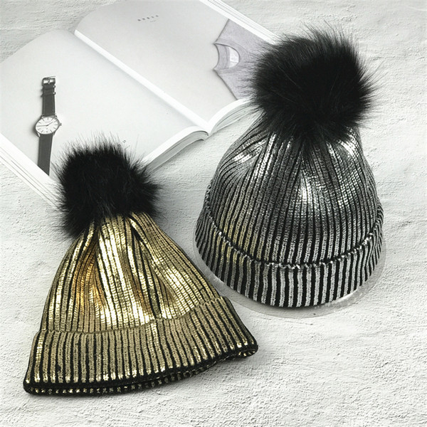 Стилна дамска топла зимна шапка с мек пух