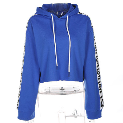 Μια μοντέρνα κυανή μπλούζα με μανίκια