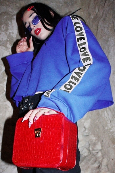 Μια μοντέρνα κυανή μπλούζα με μανίκια