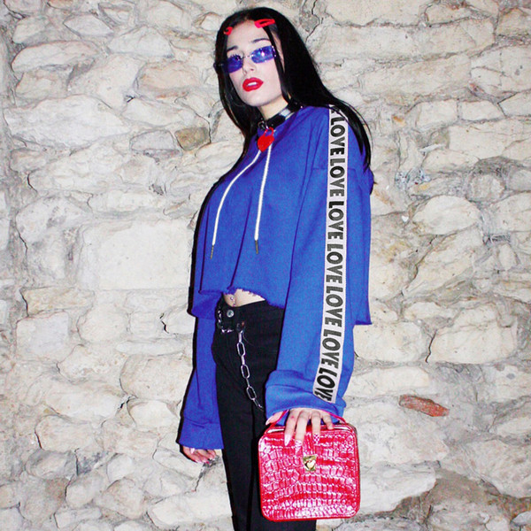 Μια μοντέρνα κυανή μπλούζα με μανίκια