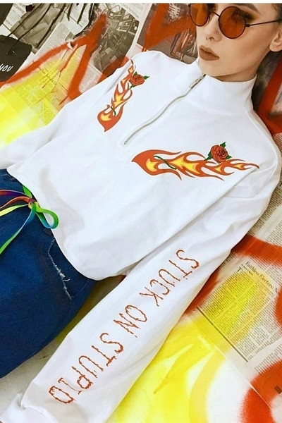 Есенно-зимна дамска блуза с апликации в бял цвят