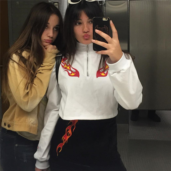 Есенно-зимна дамска блуза с апликации в бял цвят