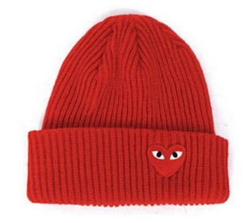 Топла дамска зимна шапка с интересна кръпка,няколко цвята