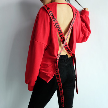 Αθλητική-κομψή κυρία μπλούζα με γυμνό πίσω και κόκκινο γράψιμο