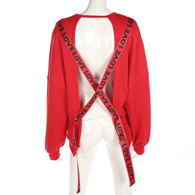 Αθλητική-κομψή κυρία μπλούζα με γυμνό πίσω και κόκκινο γράψιμο