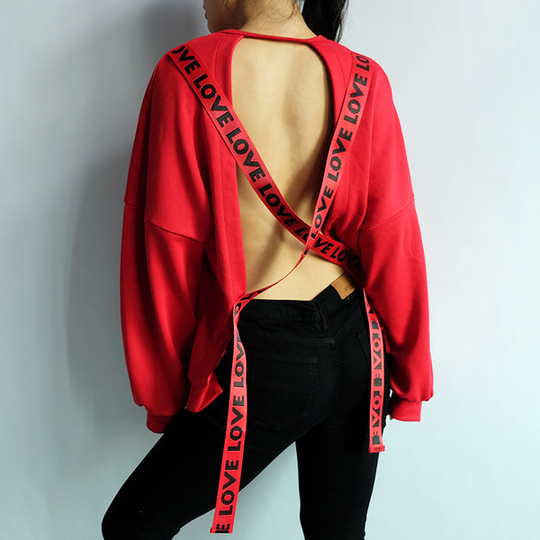 Αθλητική-κομψή κυρία μπλούζα με γυμνό πίσω και κόκκινο γράψιμο