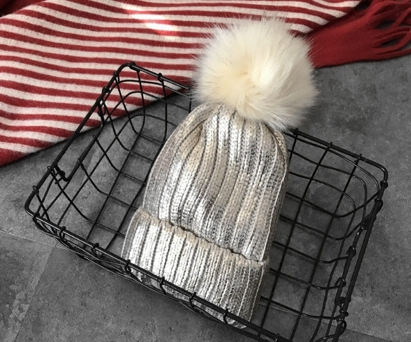 Χειμερινό καπέλο γυναικών με μαλακό επάνω επάνω