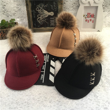 Κομψή καπέλο unisex φθινόπωρο-χειμώνα με κουκούλα και κάτω και πέντε χρωματιστές ζεύξεις