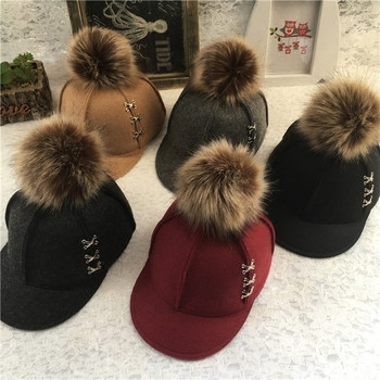 Κομψή καπέλο unisex φθινόπωρο-χειμώνα με κουκούλα και κάτω και πέντε χρωματιστές ζεύξεις