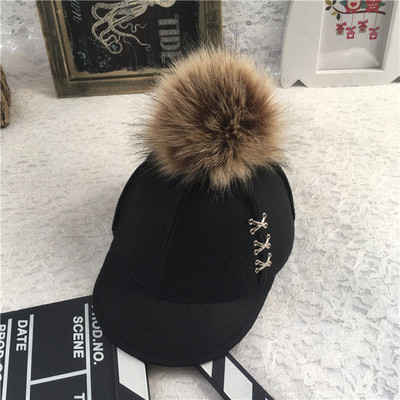 Κομψή καπέλο unisex φθινόπωρο-χειμώνα με κουκούλα και κάτω και πέντε χρωματιστές ζεύξεις