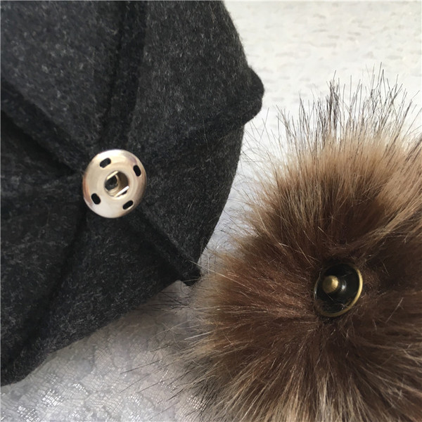 Κομψή καπέλο unisex φθινόπωρο-χειμώνα με κουκούλα και κάτω και πέντε χρωματιστές ζεύξεις