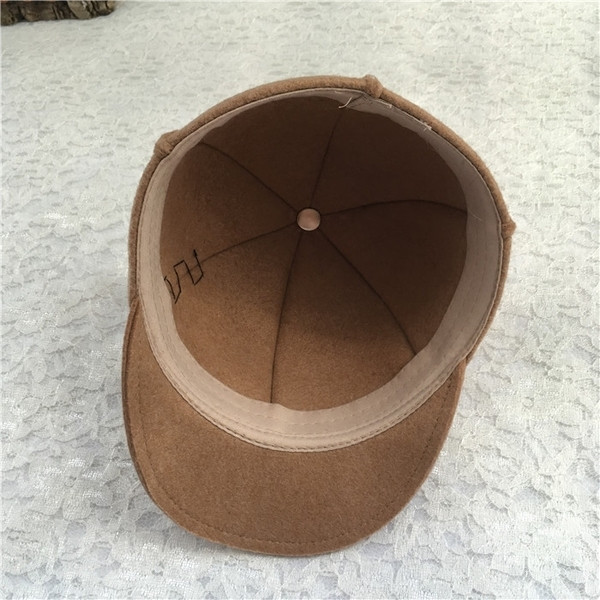 Κομψή καπέλο unisex φθινόπωρο-χειμώνα με κουκούλα και κάτω και πέντε χρωματιστές ζεύξεις