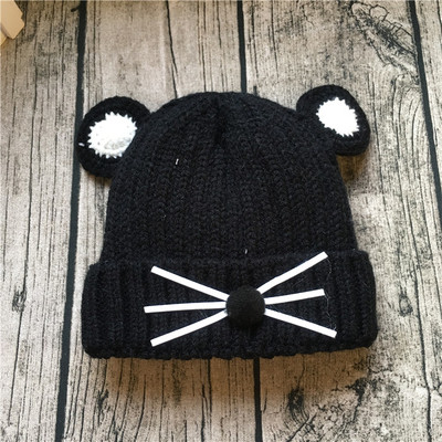 Дебела унисекс зимна шапка с ушички и декорация в шест цвята