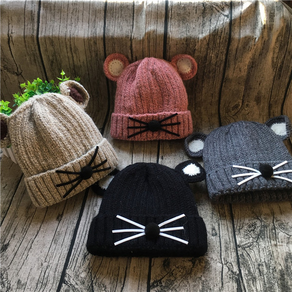 Дебела унисекс зимна шапка с ушички и декорация в шест цвята