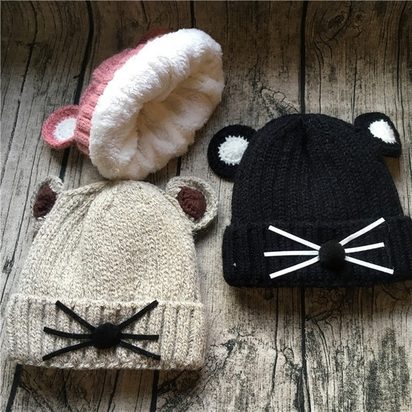 Дебела унисекс зимна шапка с ушички и декорация в шест цвята