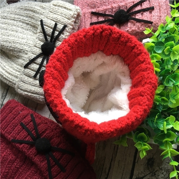 Дебела унисекс зимна шапка с ушички и декорация в шест цвята