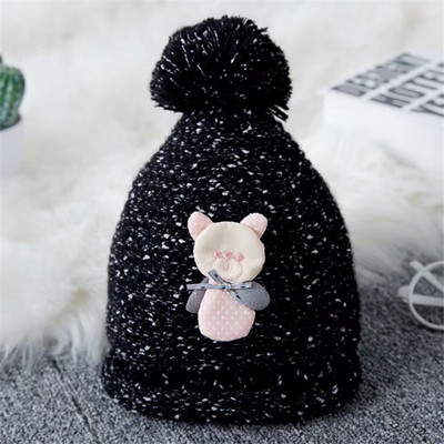 Есенно-зимна унисекс шапка с 3D декорация в пет цвята