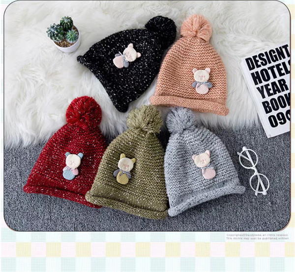 Есенно-зимна унисекс шапка с 3D декорация в пет цвята