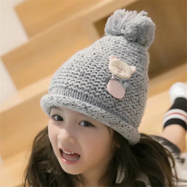 Есенно-зимна унисекс шапка с 3D декорация в пет цвята