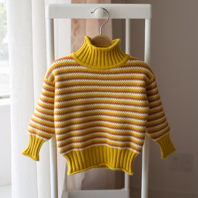 Топъл зимен пуловер за момичета на райе с поло яка