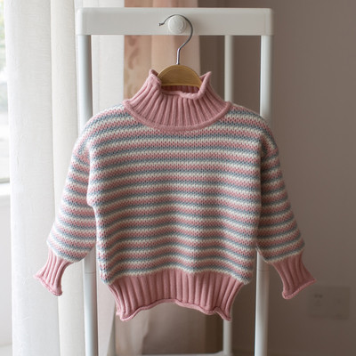 Топъл зимен пуловер за момичета на райе с поло яка