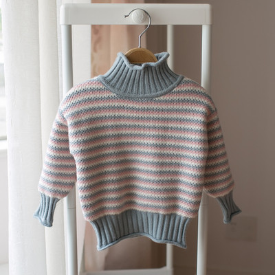 Топъл зимен пуловер за момичета на райе с поло яка