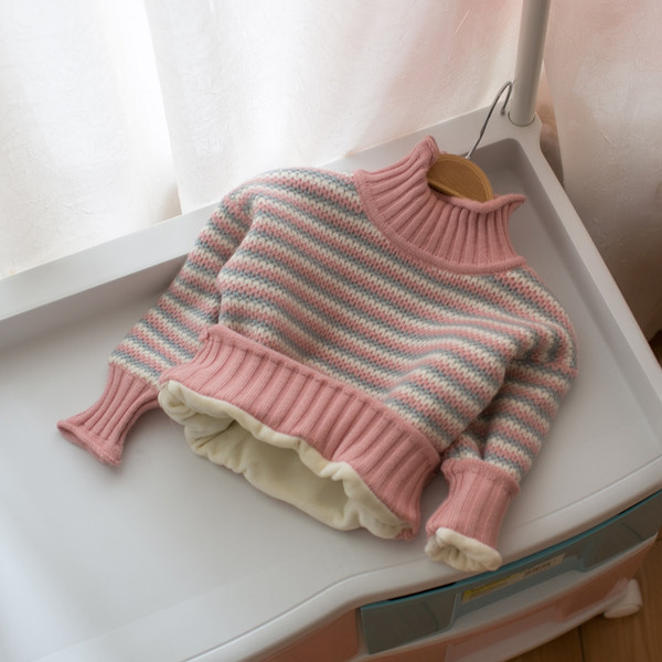 Топъл зимен пуловер за момичета на райе с поло яка